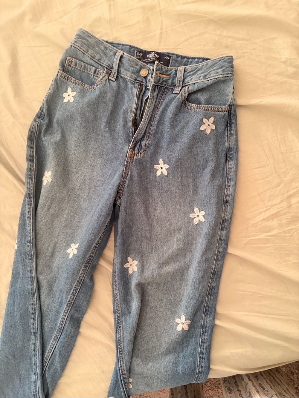 Hollister Light Wash Women’s Jeans with White Daisy Embroidery